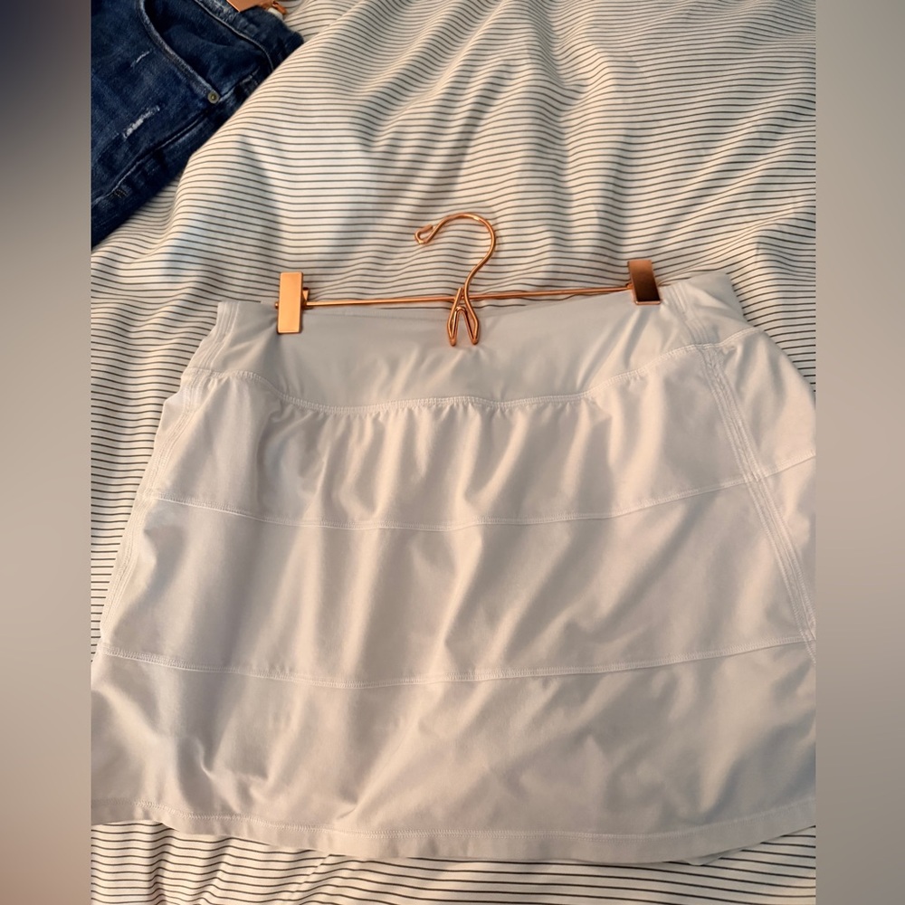 White skort - image 1